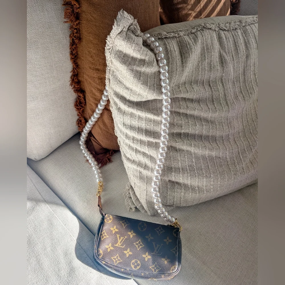 🤎AUTH Pre loved Louis Vuitton Pochette + Pearl Crossbody Strap! - Picture 8 of 15